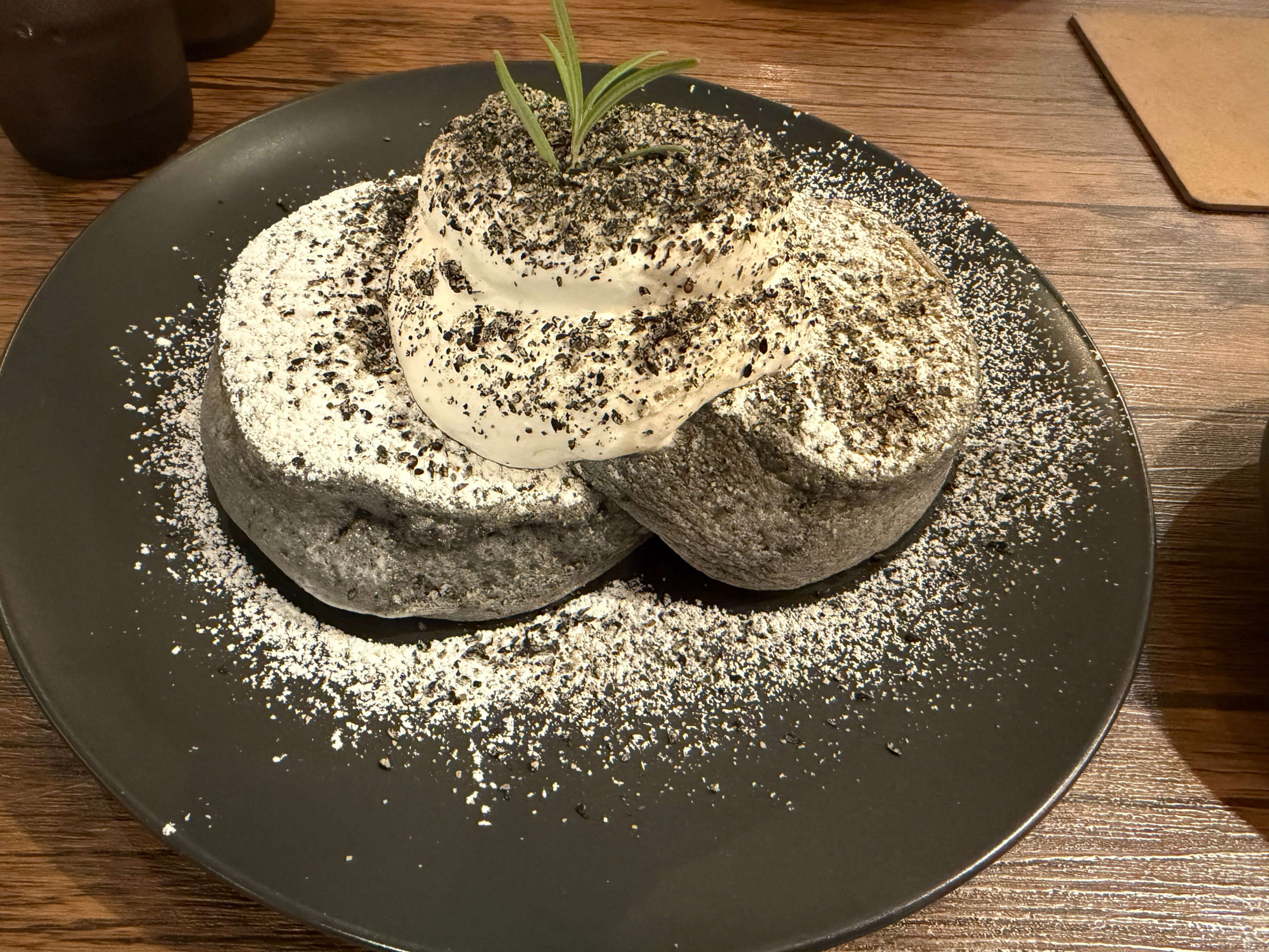 Cafe Sheep_黒パンケーキ